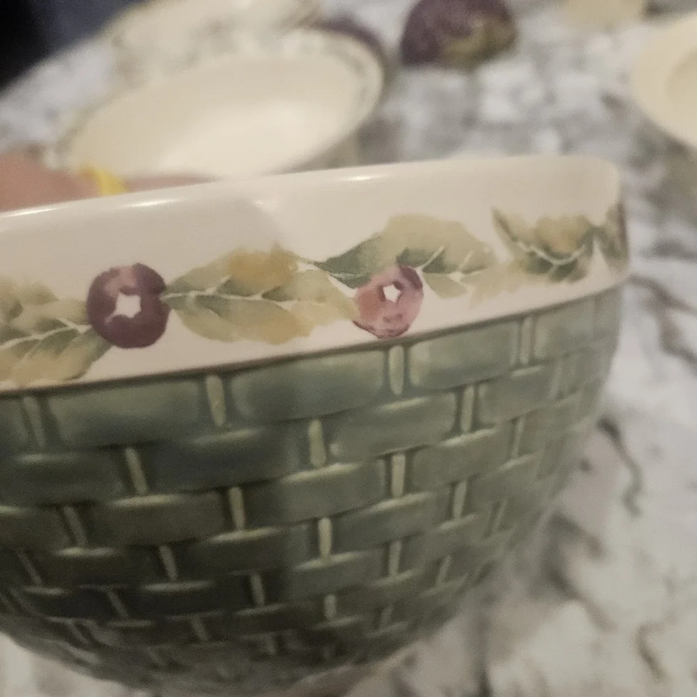 Pfaltzgraff Grapevine Stoneware Mixing Bowl‎ – Large, Basketweave Exterior